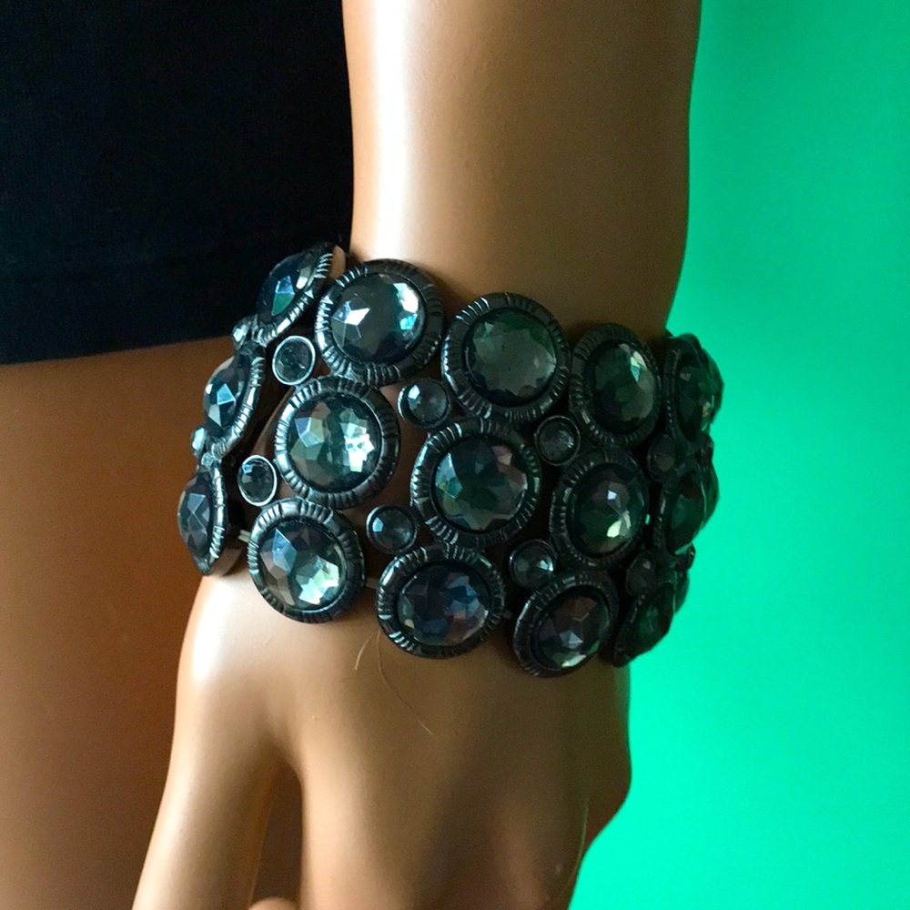 🔵🔵NWOT Jeweled Bracelet🔵🔵